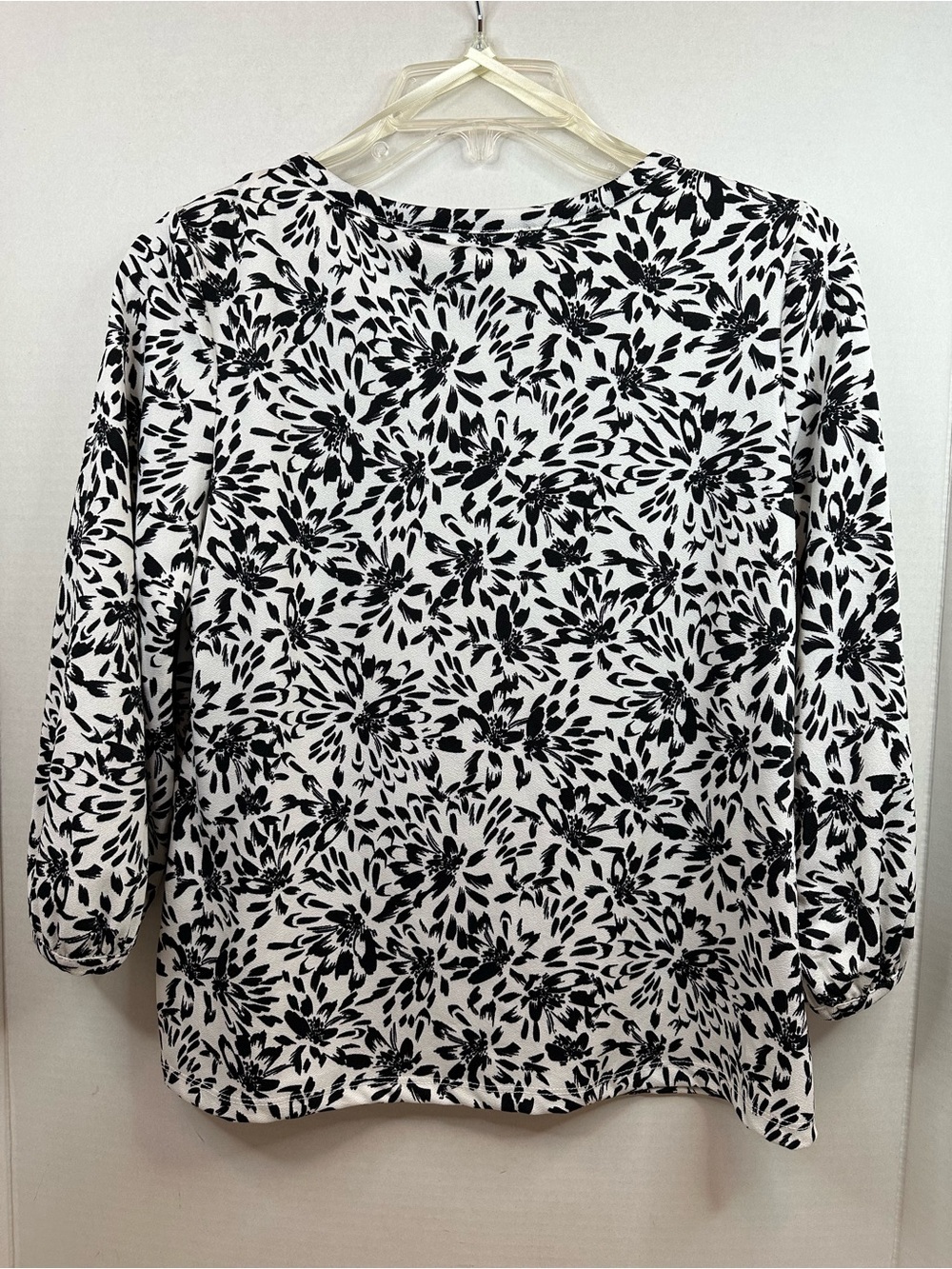 Jones New York Black & White Floral Round Neck Blouse, size SP, NWT - Picture 5 of 6
